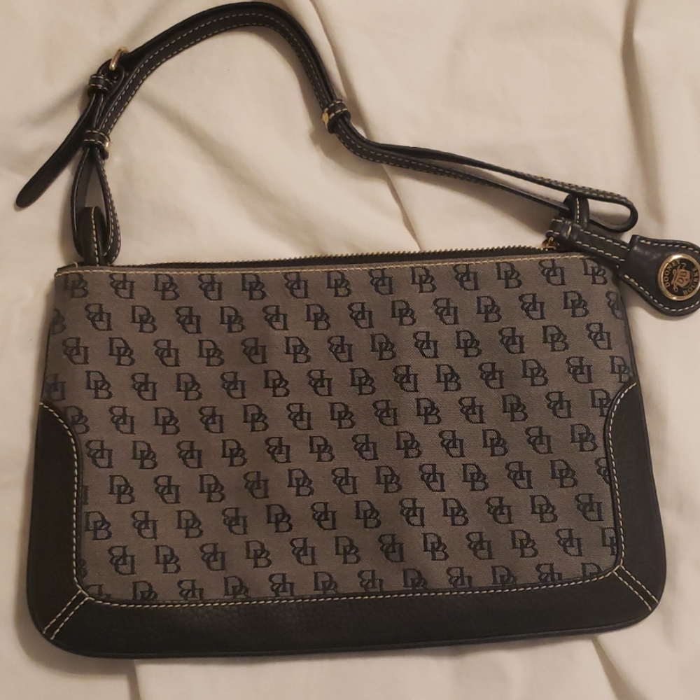 Small Dooney & Bourke purse with adjustable strap